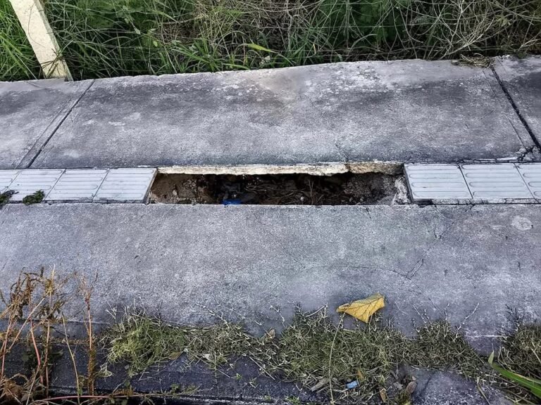 Vecinos de El Roble Agrícola denuncian hundimiento de banquetas inclusivas en Mérida