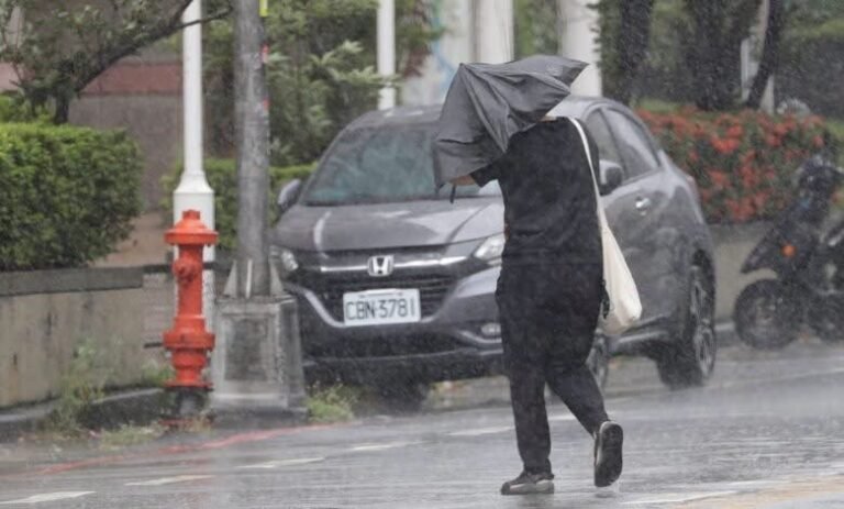 Tifón Bavi obliga a evacuar a 1.7 millones de personas en China; deja muertos y caos en Asia