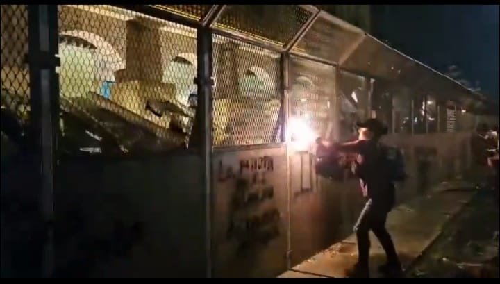 Infiltrados de Morena intentan quemar a bomberos en Mérida