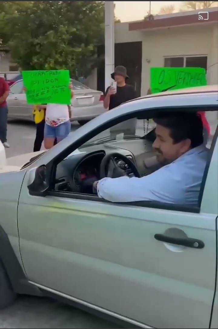 A huevazos expulsan priistas de Mérida al chapulín Pablito Gamboa