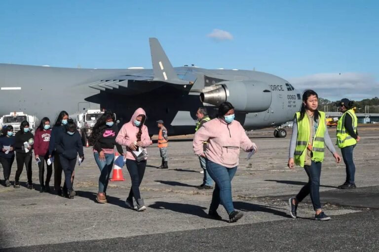 México impide vuelo militar de EE.UU. con deportados sobre su espacio aéreo, causando un retraso de 7 horas