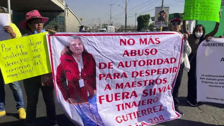 Bloquean profesores la carretera federal México-Texcoco