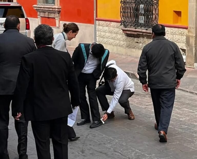 Polémica en la Suprema Corte: captan a colaboradores limpiando los zapatos al ministro Hugo Aguilar en acto público