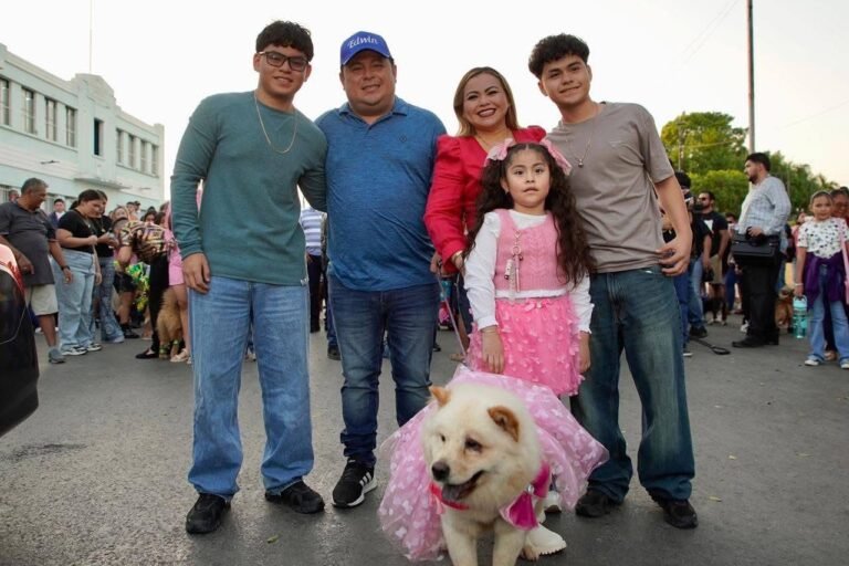Coronan a “Nala Prada” y “Max” como soberanos perrunos del Carnaval de Kanasín 2026