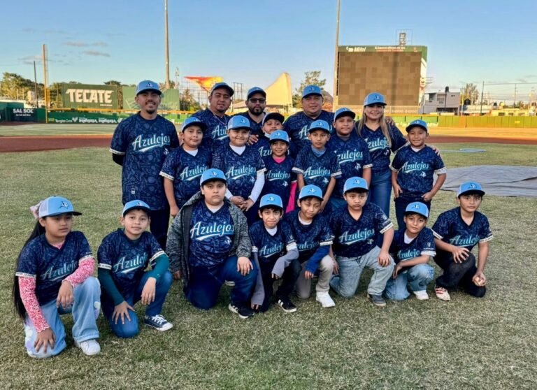 Edwin Bojórquez entrega uniformes a más de 100 niñas y niños de la escuela de béisbol “Azulejos de Kanasín”