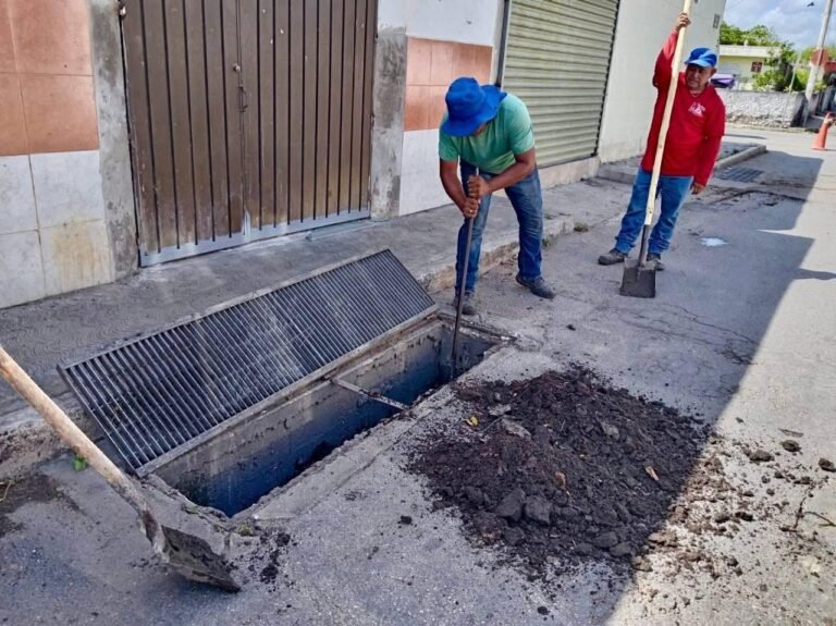 Refuerzan limpieza de pozos y rejillas en Kanasín para prevenir inundaciones durante temporada de lluvias
