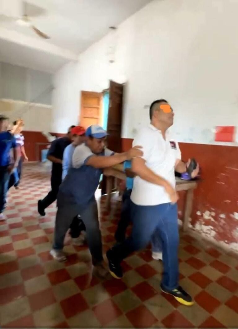Denuncian retención de maestros en Tixcacalcupul y exigen intervención inmediata de la SEGEY