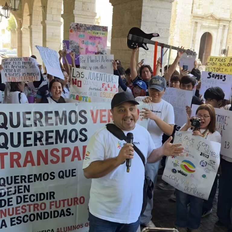 Padres de familia de la Prepa 13 de Mérida protestan por cambio de modelo educativo; acusan falta de información