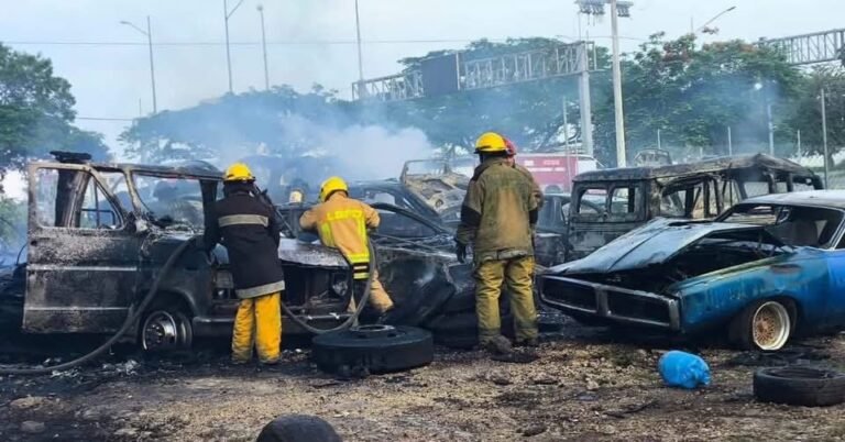 Voraz incendio consume más de una decena de vehículos en la Leandro Valle