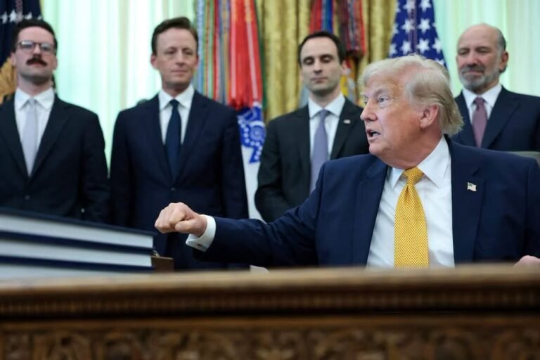 Trump afirma acuerdo nuclear con Irán y condiciona apertura del estrecho de Ormuz