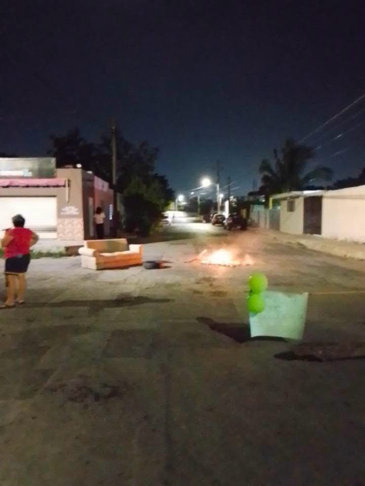 Vecinos bloquean calles en la López Mateos para exigir a la CFE restablecer el servicio eléctrico