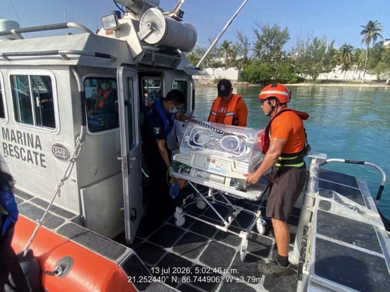 Marina realiza traslado marítimo de emergencia para salvar a recién nacido en Isla Mujeres