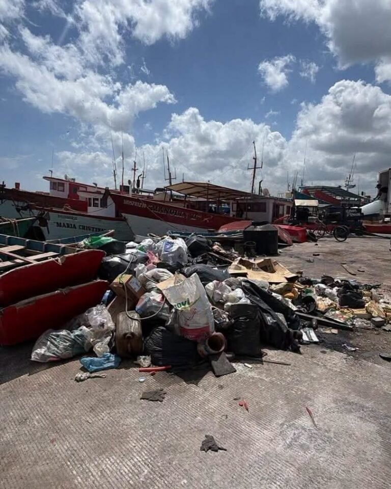 Pescadores exigen atender acumulación de basura en el muelle de Yucalpetén